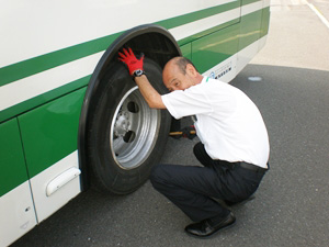 出庫前、帰庫後の車両点検