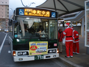 クリスマスシーズンの交通安全普及活動